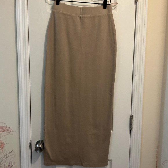Elegant Tan knit Skirt - Picture 3 of 8